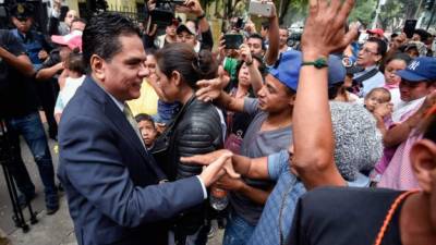 El embajador hondureño Alden Rivera atendió a los migrantes hondureños en Ciudad de México.