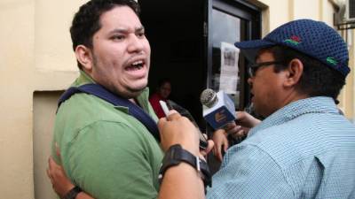 Mario Irías abandonó la clínica en que estuvo interno rodeado de policías.