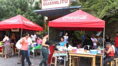 Los sampedranos compraron la comida y las artesanías que ofrecieron los vendedores.