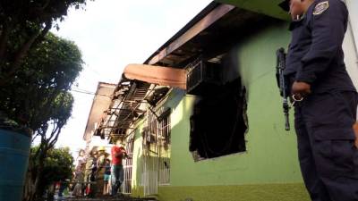 La vivienda en la que residían los esposos quedó destruida por las llamas. Las autoridades investigan las causas de este siniestro. fotos: javier rosales y samuel zelaya