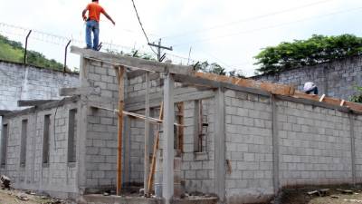 Dentro del centro se está construyendo un dormitorio para policías.