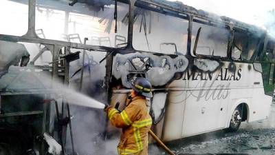 La unidad de la empresa Hedman Alas, incendiada en La Ceiba, fue consumida por las llamas en su totalidad.