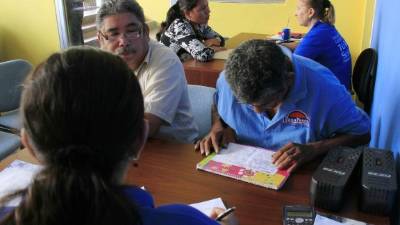 Emprendedores reciben información en las oficinas de Tu Banca Solidaria.