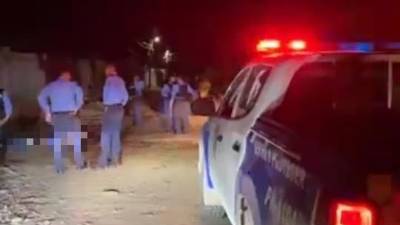 Imagen muestra a policías preventivos custodiar la escena del crimen donde fueron asesinados un padre, su hijo y un sobrino en Tocoa, Colón (Honduras).