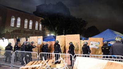 La policía desalojó un campamento de estudiantes propalestinos en el campus de la UCLA.