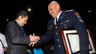 Juan Carlos “Tigre” Bonilla saluda al expresidente de Honduras Juan Orlando Hernández.