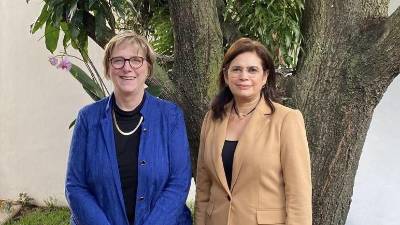Laura Dogu, embajadora de Estados Unidos en Honduras, y Rixi Moncada, precandidata presidencial de Libre y actual secretaria de Defensa.