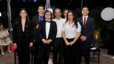 Los jóvenes hondureños seleccionados por el Programa Crédito-beca en el evento de presentación junto a Juan Carlos Atala y Karla Simon de Ficohsa Fundación.
