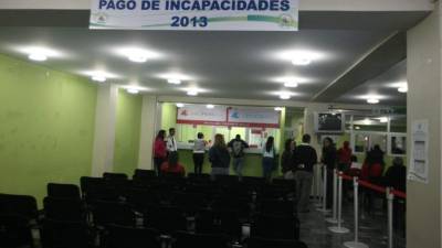 Ya se aprecian menos filas en el área de pago de incapacidades del Seguro Social.