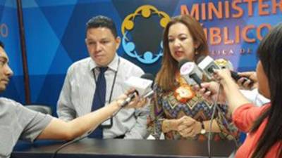 Los fiscales Luis Santos y Sara Sagastume durante la conferencia de prensa.