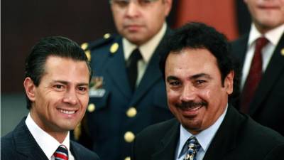 Hugo Sánchez posa junto al presidente de México, Enrique Peña Nieto.