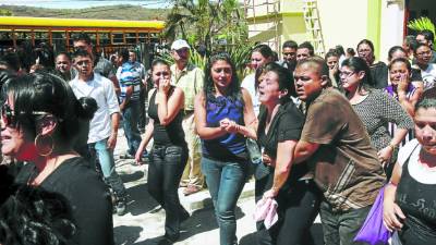 Escenas de llanto y dolor se vivieron en el sepelio de las víctimas de Santa Rosa.