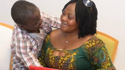 El menor logró reunirse con su madre después de varios años.