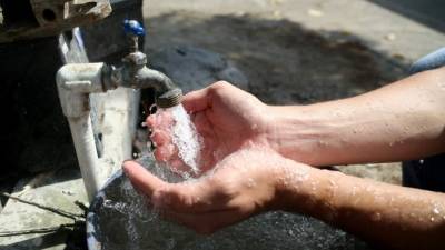 Gráfica tomada en el parque central de San Pedro Sula cuando un ciudadano se lavaba las manos.