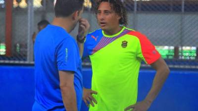 Javier Delgado dialogó con Kevin Hernández en la práctica de este martes.