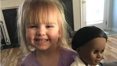 La pequeña Sophia dio una lección a una cajera que intentó que la niña comprara una muñeca blanca.