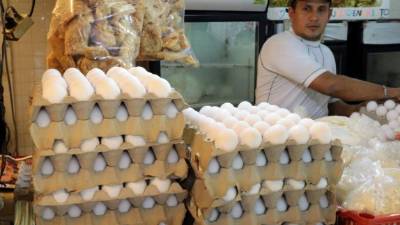 Puestos abastecidos con cartones de huevo en el mercado Dandy. Foto: Gilberto Sierra