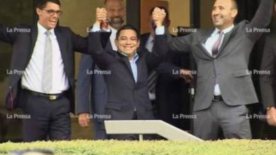 El equipo legal de Innocence Project junto con el hondureño levantan las manos en señal de triunfo.