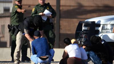 Migrantes son detenidos por las autoridades migratorias estadounidenses tras haber cruzado el Río Bravo de forma ilegal.