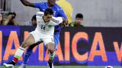 Bryan Beckeles marcando al 'Chicharito' Hernández. Foto Enviado Especial Juan Salgado