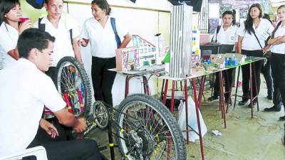 En la feria ambiental, los estudiantes presentaron una diversidad de proyectos.