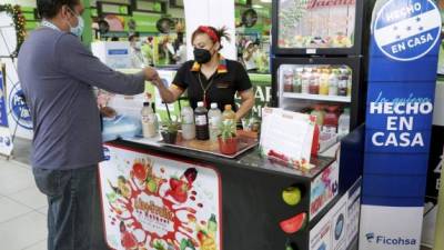 Delmy Moreno es una microempresaria que en medio de la pandemia abrió su negocio de de jugos naturales y los ofrece en supermercados. Foto: José Cantarero.