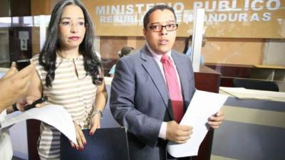 Momento en el que los representantes del Consejo Nacional Anticorrupción (CNA), Gabriela Castellanos y Odín Fernández, se presentaban al Ministerio Público.