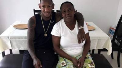 Romell Quioto junto a su madre Hortensia Robinson. Foto @RQuioto