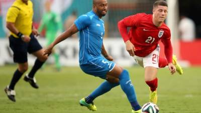 Muma Bernárdez comete una falta al inglés Ross Barkley.