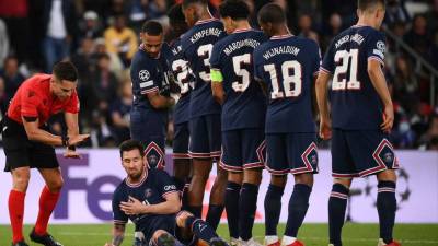 Messi se tiró al césped en el momento que Manchester City iba a cobrar un tiro libre.