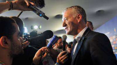 France's coach Didier Deschamps (up C) celebrates with his team players at the end of the Russia 2018 World Cup final football match between France and Croatia at the Luzhniki Stadium in Moscow on July 15, 2018. / AFP PHOTO / Adrian DENNIS / RESTRICTED TO EDITORIAL USE - NO MOBILE PUSH ALERTS/DOWNLOADS