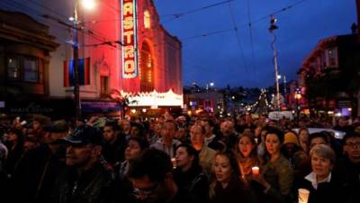 Una multitud asiste a una vigilia en San Francisco (Estados Unidos) en recuerdo a las víctimas del tiroteo en una discoteca gay en Orlando. EFE