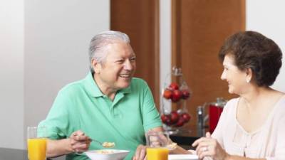 El adulto mayor debe ingerir alimentos integrales, estos mejoran el tránsito intestinal.