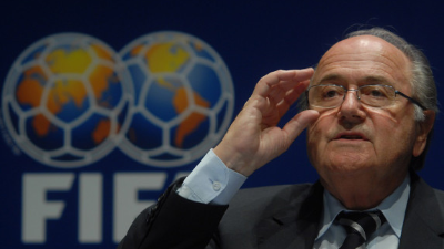 El expresidente de la FIFA Joseph Blatter (centro) al llegar a la fiscalía general de Suiza, el martes 1 de septiembre de 2020, en Berna. (Peter Schneider/Keystone vía AP)