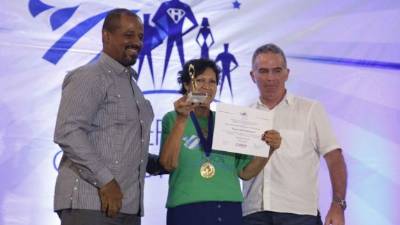 James Watson, director de Usaid, dio el premio a Virginia Velásquez de la categoría mentor, fue acompañado de Kurt Pope.