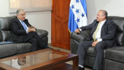 En la imagen el embajador de Israel, Mattanya Cohen y el secretario de Estado en los despachos de Seguridad, Julián Pacheco Tinoco.