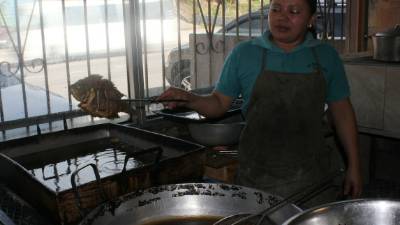 Los restaurantes ofrecen como especialidad el pescado frito.