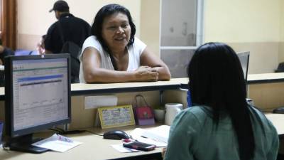 Los ciudadanos hacen fila para nada.