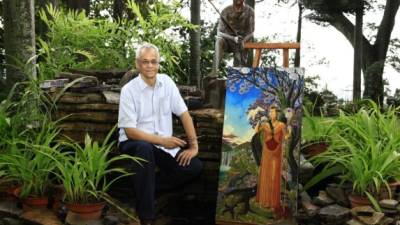 El artista sampedrano junto a una de sus obras recientes y que donará al Centro Cultural Sampedrano.