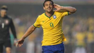 Fred de Brasil celebra tras anotar un gol ante Serbia hoy, viernes 6 de junio de 2014, durante un partido amistoso previo al Mundial de Fútbol de la FIFA Brasil 2014 en el estadio Morumbi de Sao Paulo (Brasil).