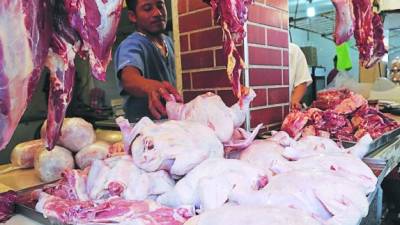 Puestos de carne, entre ellos, de pollo, en el mercado Dandy.