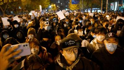 Cientos de ciudadanos chinos salieron a las calles de las principales ciudad para protestar contra los confinamientos por covid 19.