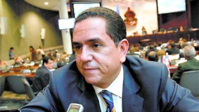 El diputado Antonio Rivera Callejas lamentó que el expresidente José Manuel Zelaya esté 'utilizando' a la oposición en el tema de la reelección.