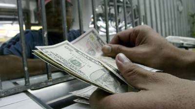 MEL08 MANILA (FILIPINAS) 28/02/07.- La trabajadora de una sucursal de cambio cuenta los dólares en Manila, Filipinas, hoy, Miércoles 28 de febrero. Las cotizaciones en la bolsa cayeron hoy un 7,92 por ciento en medio de ventas masivas luego de abrutas caídas de las bolsas de China y Estados Unidos. La bolsa de Filipinas perdió 263.84 puntos y cerró en 3,067.45.EFE/Melyn Acosta