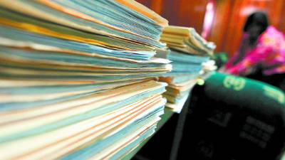 En la Inspectoría de Tribunales se observan los expedientes sobre denuncias interpuestas.