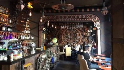 Un reloj con decenas de piezas móviles es uno de los elementos que hacen del Enigma un bar pionero en Rumanía. Foto EFE.