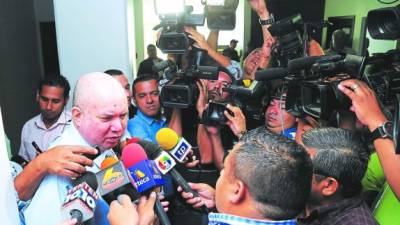 El exalcalde sampedrano Rodolfo Padilla compareció ante los medios tras el desarrollo de la audiencia de juicio oral y público en la sala segunda del Tribunal de Sentencia.