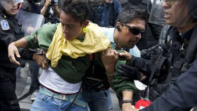 A couple looks into an open shop on June 1, 2020 after Mexico began gradually reopening its economy after more than two months of shutdown because of the COVID-19 coronavirus pandemic, in Monterrey, state of Nuevo Leon, Mexico. - With almost 10,000 COVID-19 deaths and more than 90,000 confirmed cases, Mexico is second only to Brazil in Latin America for the number of fatalities and fourth in the region in terms of infections. (Photo by Julio Cesar AGUILAR / AFP)
