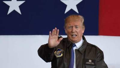 Donald Trump advirtió que 'ningún dictador, ningún régimen' debe subestimar a Estados Unidos, en una declaración hecha al aterrizar en Japón. AFP
