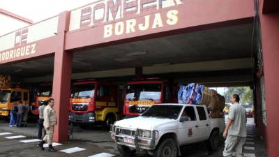 Los bomberos tienen carencias de equipo.